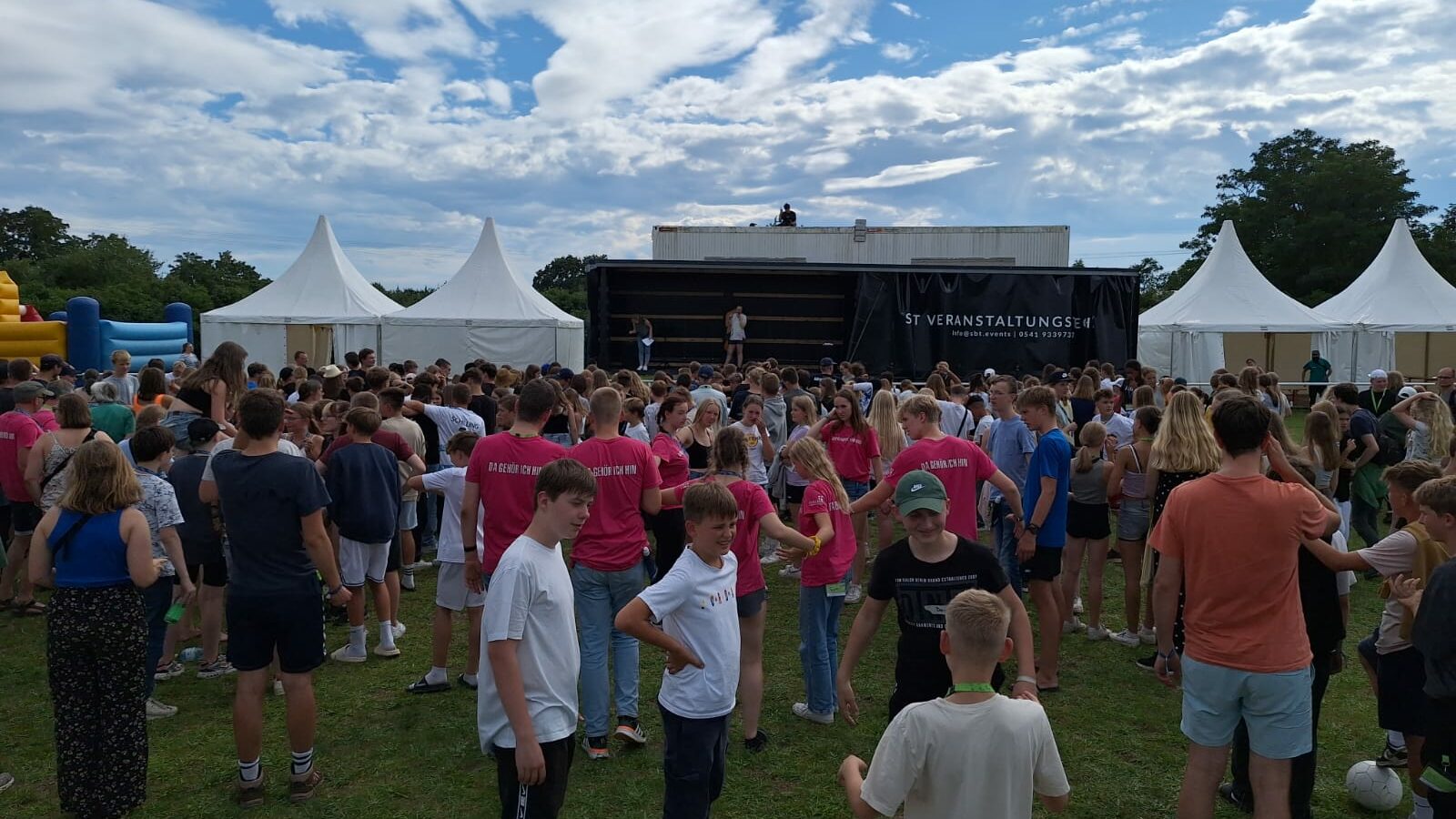 Junge Menschen vor der Bühne im Konficamp in Wittenberg 