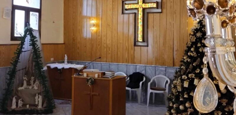 Weihnachtlich geschmückte Kirche in Malkieh mit Krippe und Tannenbaum
