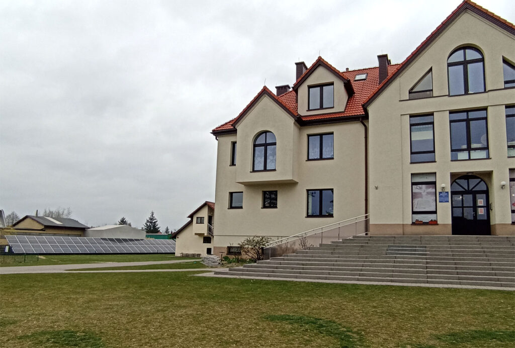 Kindergarten mit der Solaranlage im Hintergrund