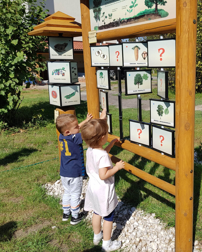 Kinder vor einem Spielgerät
