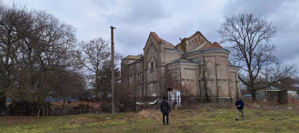 Imposante Kirchenruine ohne Dach
