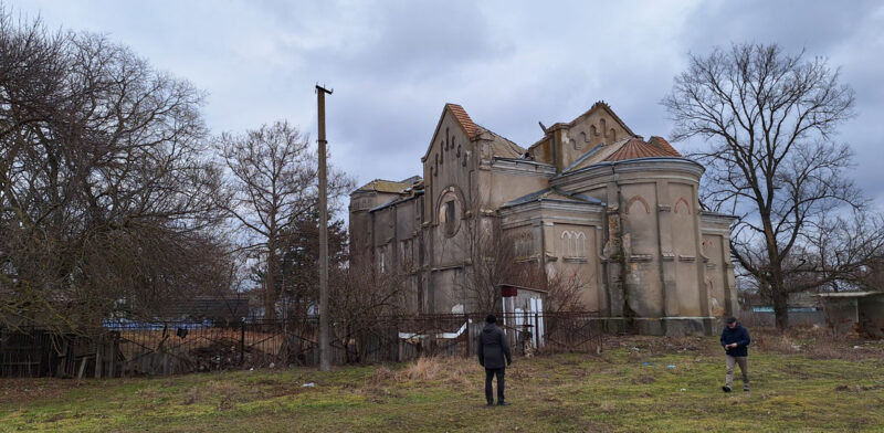 Imposante Kirchenruine ohne Dach