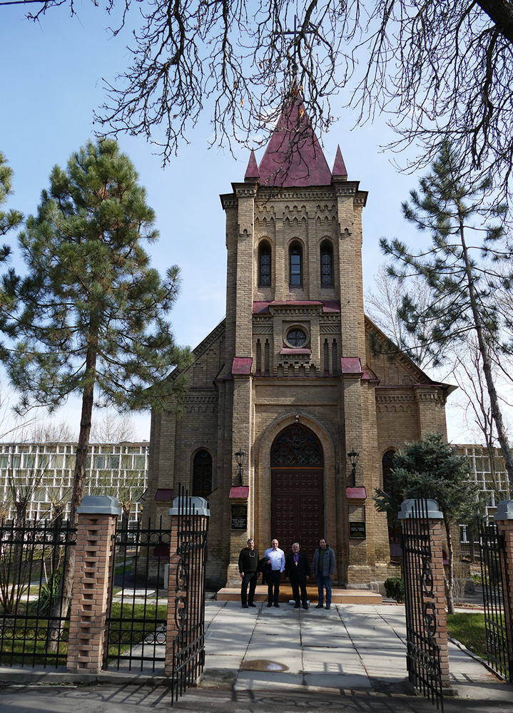 Der Eingang zur historischen lutherischen Kirchengebäude aus hellen Klinkern.