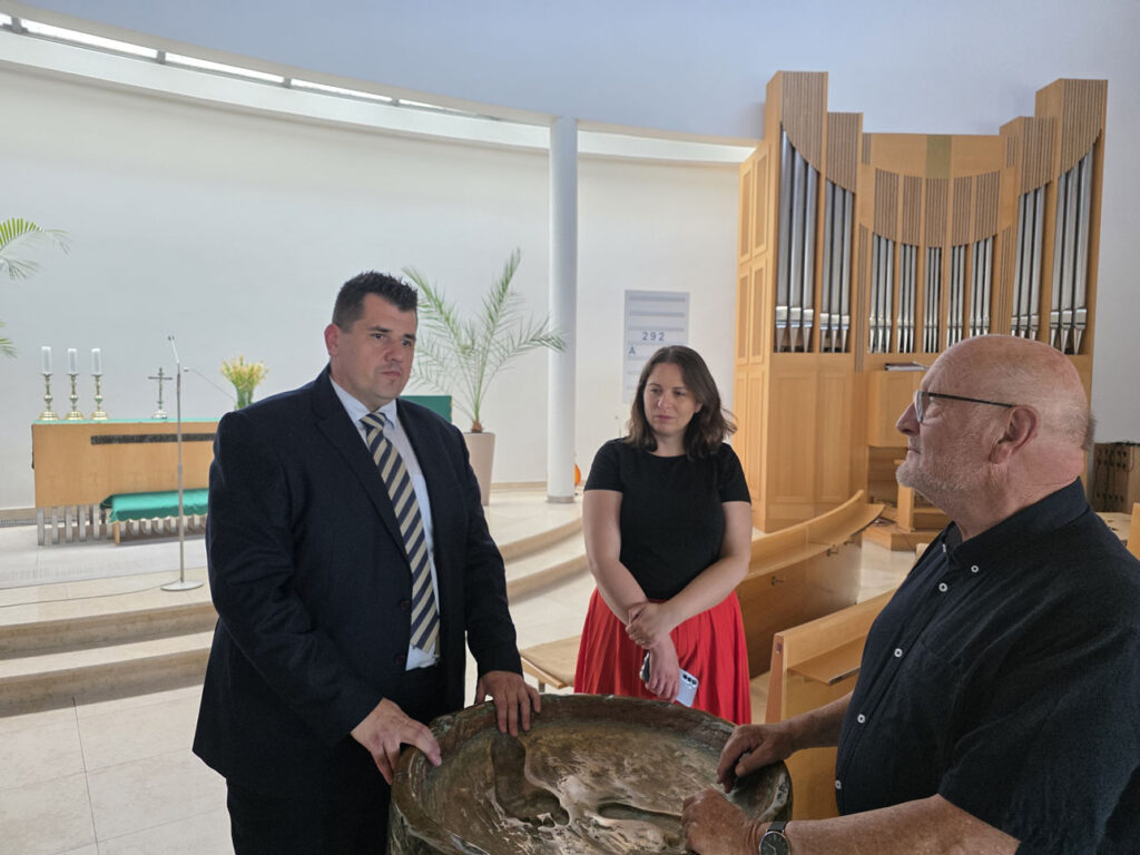 Nitra: Pfarrer Ivan Boženík im Gespräch mit Michaela Nickel, Auslandsreferentin der ECAV, und Eberhard Vöhringer